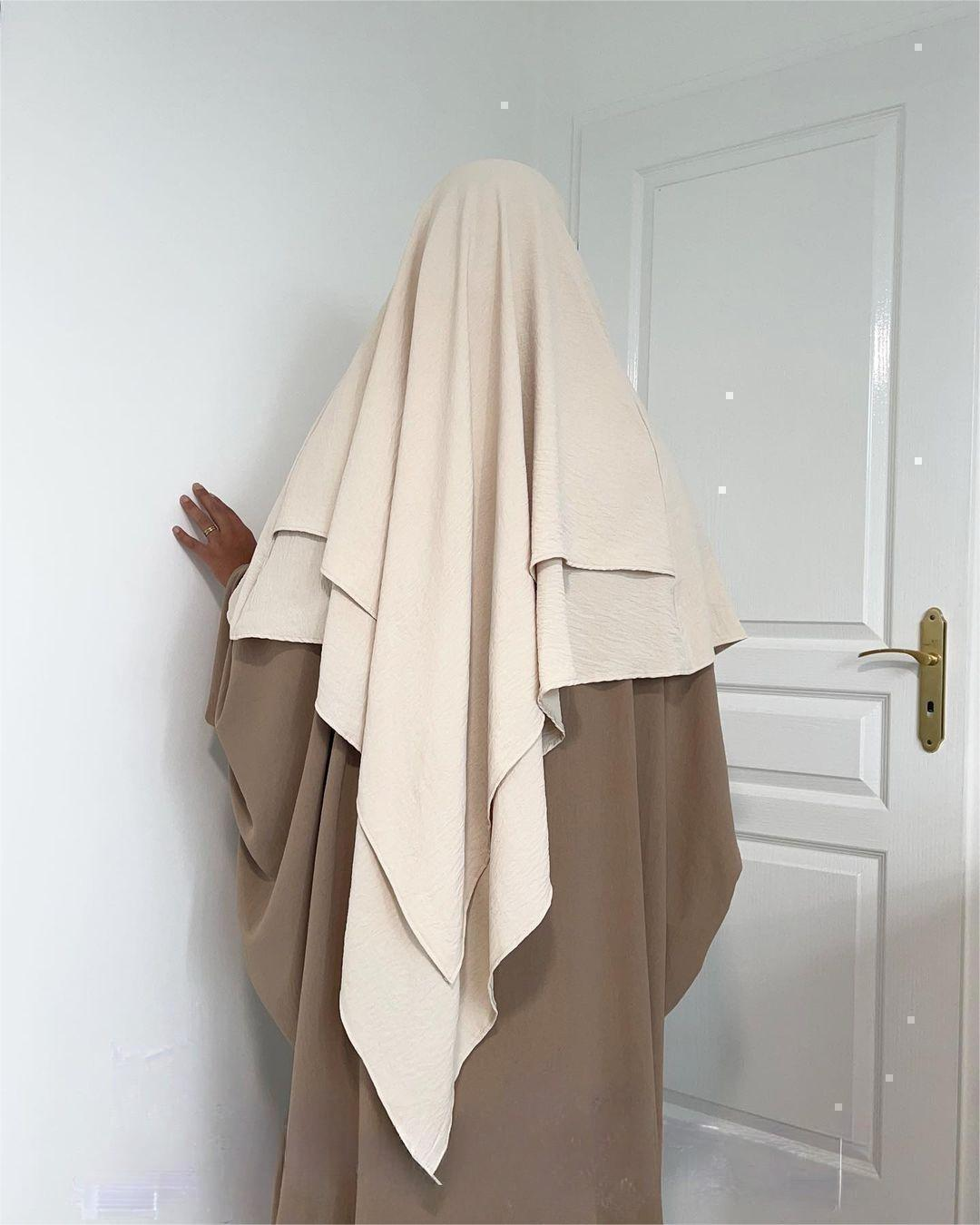 MS374#El pañuelo de las mujeres cubre sus cabezas