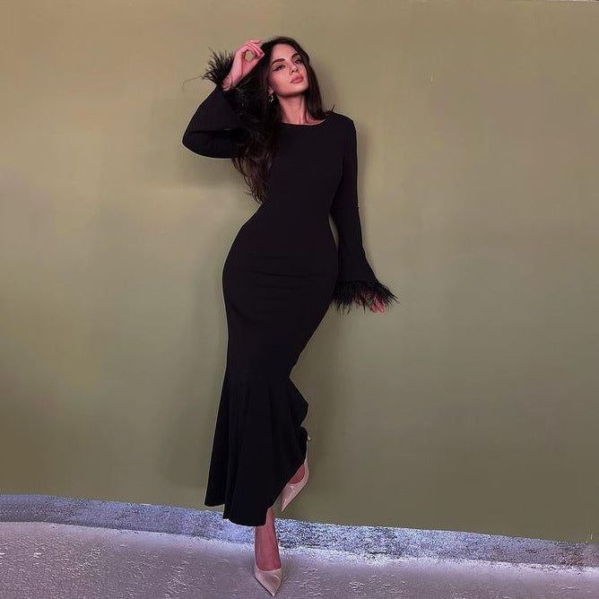 MS414#Vestido largo con bolsillos y puños de plumas en la cadera