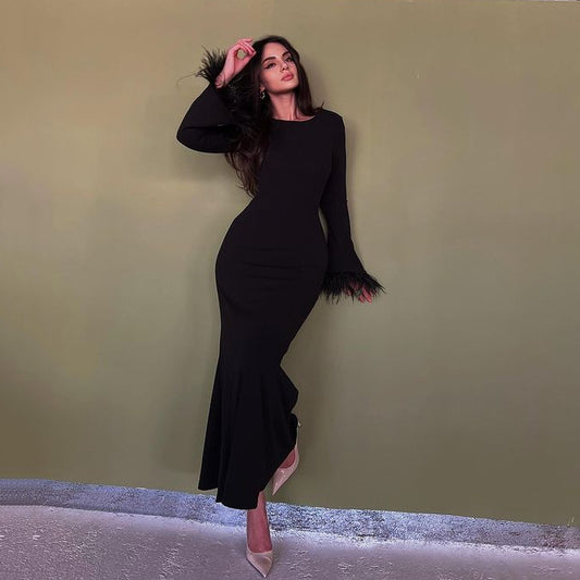 MS414#Vestido largo con bolsillos y puños de plumas en la cadera