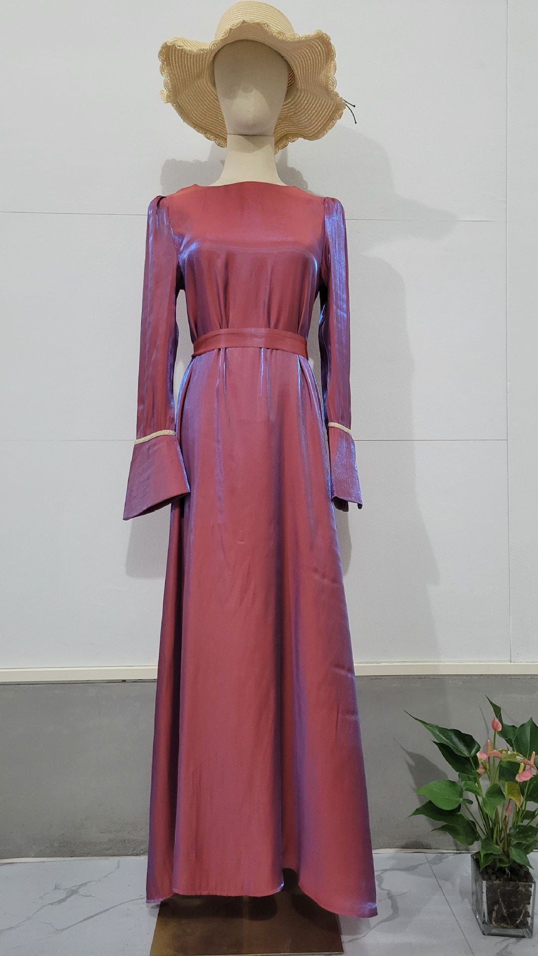 MS439#Vestido con mangas acampanadas y cremallera en satén de cristal de color liso con destellos